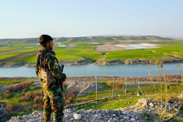 Ισραηλινά ΜΜΕ: Η Μοσάντ εξόπλισε τους Κούρδους με όπλα που κατασχέθηκαν από Χαμάς και Χεζμπολάχ για να χρησιμοποιηθούν εναντίον του ιρανικού καθεστώτος