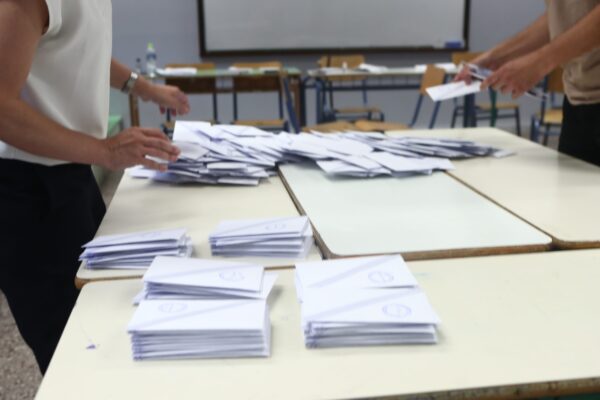 Δημοσκόπηση: Στο 28,5 φτάνει η ΝΔ στην εκτίμηση ψήφου, 15,2% η ΕΛ.Α.Σ., τρίτο κόμμα το ΠΑΣΟΚ