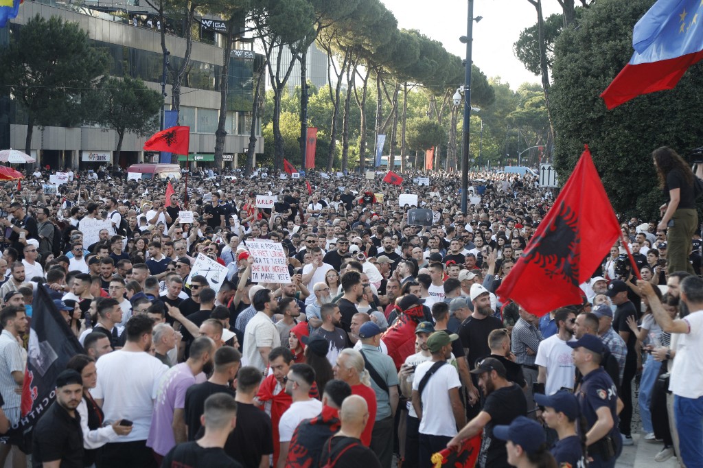 «Η Αλβανία δεν είναι για πούλημα»: Χιλιάδες πολίτες διαδήλωσαν και χθες στα Τίρανα κατά του τουριστικού σχεδίου του Κούσνερ