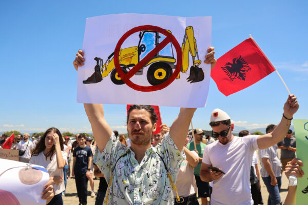 Αλβανία: «Θα είναι μοιραίο» – Νέες διαμαρτυρίες εναντίον του τουριστικού σχεδίου Κούσνερ