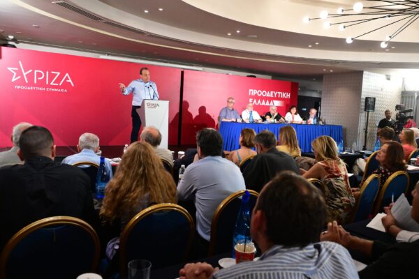 ΣYΡIZA: Χωρισμένο σε δύο στρατόπεδα το κόμμα – «Δίπλα ή απέναντι στον Τσίπρα» το δίλημμα