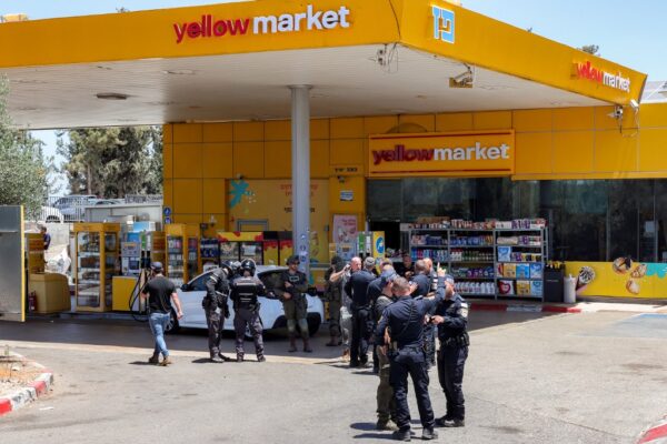 Ένας νεκρός και τουλάχιστον 5 τραυματίες σε τρομοκρατική επίθεση στο Ισραήλ – «Εξουδετερώθηκαν» οι δύο δράστες