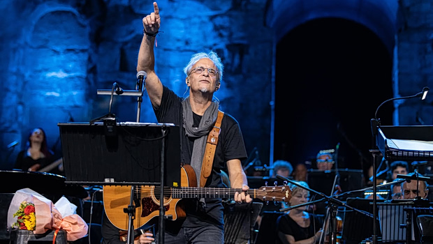 «Μη λέτε στα κορίτσια ‘πρόσεχε’, πείτε στα αγόρια σας να μην είναι μαλ@κες» – Ο Μίλτος Πασχαλίδης για την γυναικτονία στην Καλαμάτα
