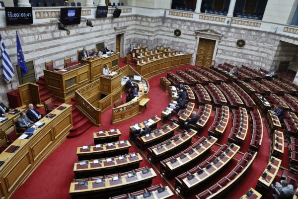 Πολιτική σύγκρουση για την κυβερνητική πορεία και τα αιτήματα «τρίτης ευκαιρίας» – Σφοδρή κριτική από την αντιπολίτευση