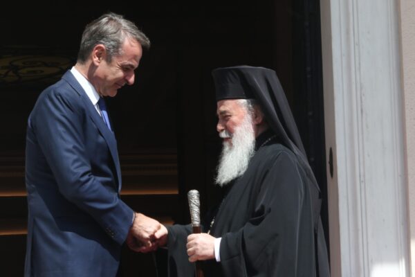 Συνάντηση Μητσοτάκη με τον Πατριάρχη Ιεροσολύμων: Στήριξη της Αθήνας στους Ελληνορθόδοξους πληθυσμούς της Μέσης Ανατολής