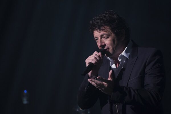 Γαλλία – Υπόθεση Patrick Bruel: Παρατάθηκε για 24 ώρες η κράτηση του Γάλλου σταρ