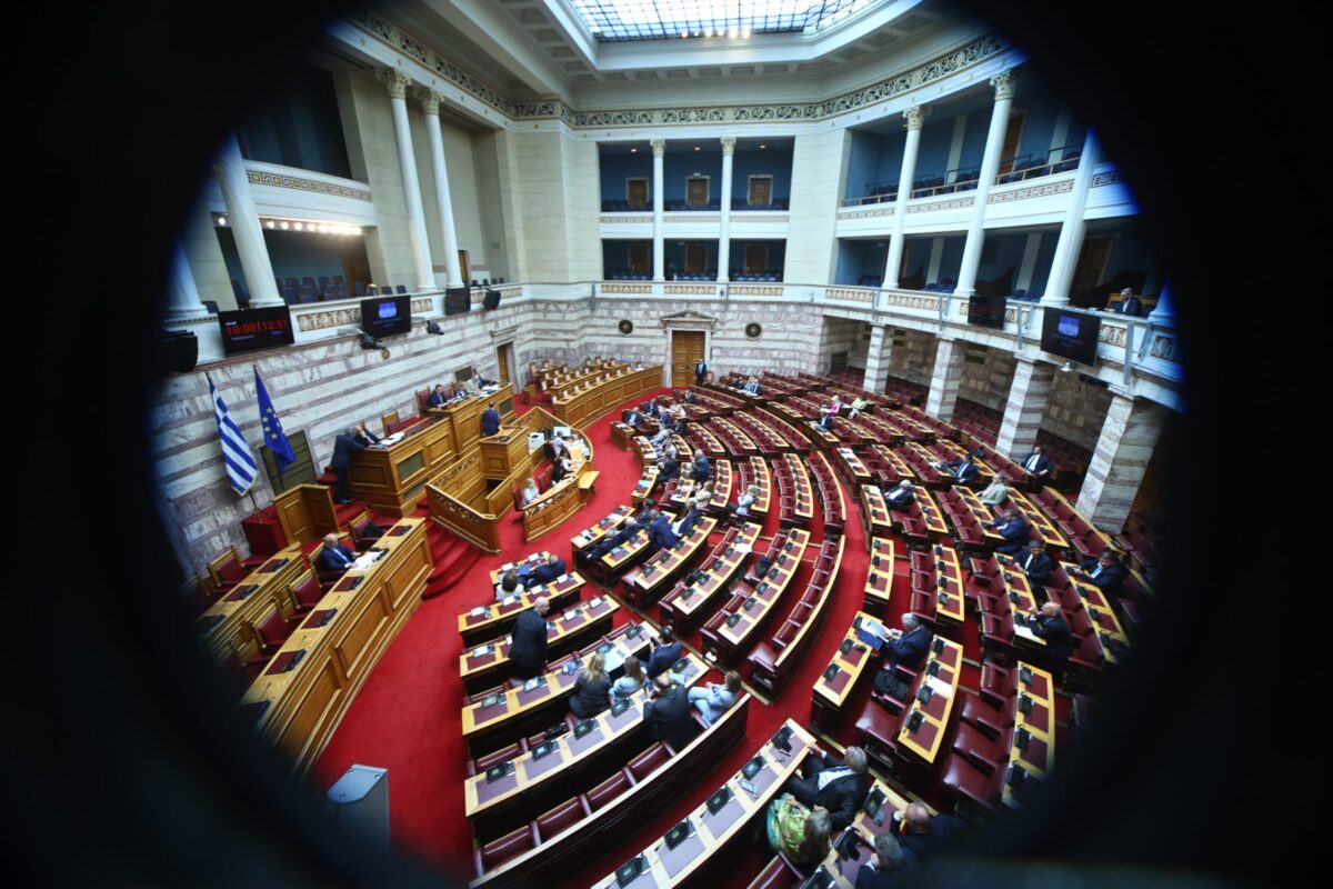 Αναθεώρησης του Συντάγματος: Σήμερα αποφασίζει η Ολομέλεια τη διαδικασία – Ποια τα 28 άρθρα που εστιάζει η κυβέρνηση για αλλαγές