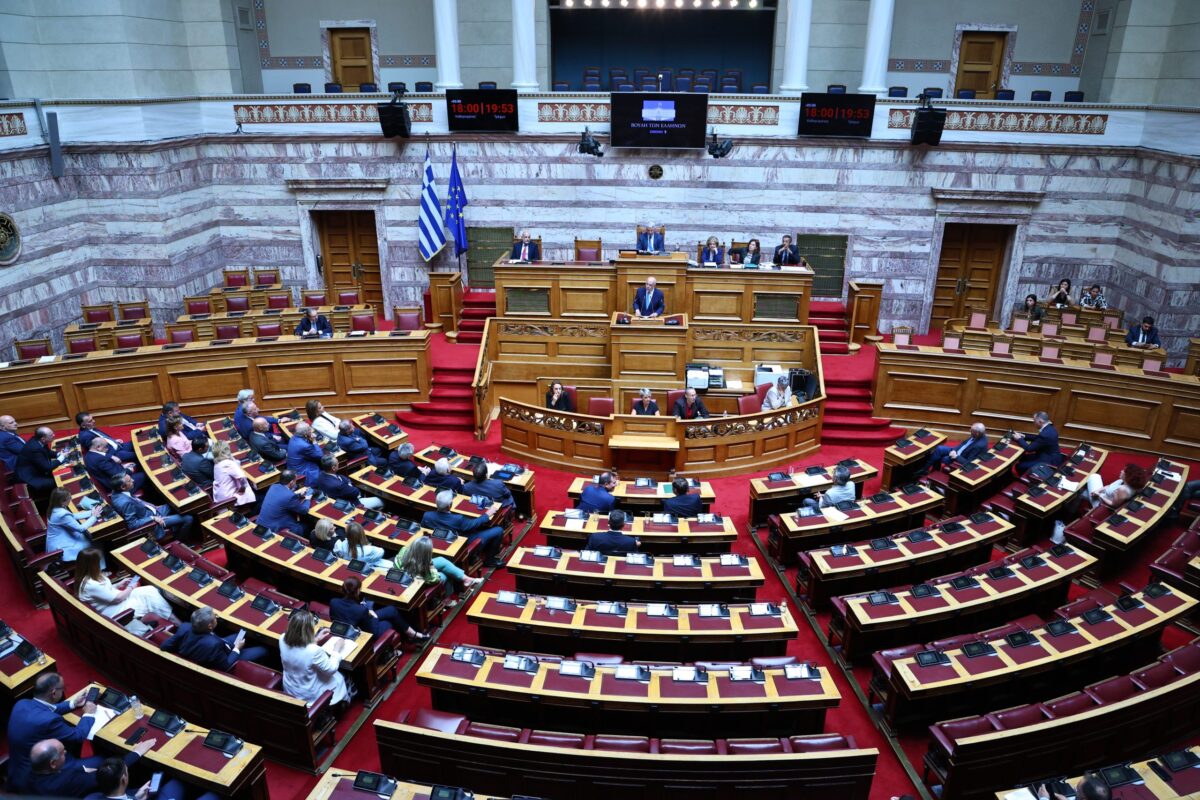 Aυλαία σήμερα στη Βουλή για τη Συνταγματική Αναθεώρηση – Εντάσεις στη συζήτηση