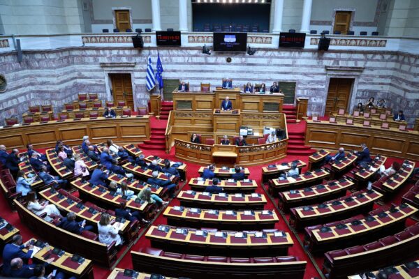 Aυλαία σήμερα στη Βουλή για τη Συνταγματική Αναθεώρηση – Εντάσεις στη συζήτηση