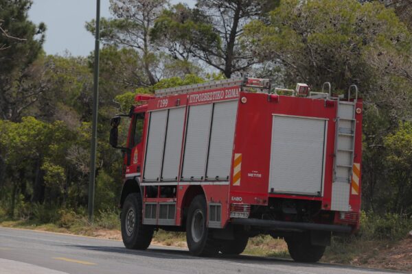 Οριοθετήθηκε η πυρκαγιά στην Πλάκα Κερατέας – Ισχυρή η κινητοποίηση της Πυροσβεστικής