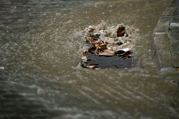 Χαλάζι καταιγίδες και κεραυνοί από την Αττική ως την Κοζάνη – Δρόμοι ποτάμια και ζημιές στις καλλιέργειες