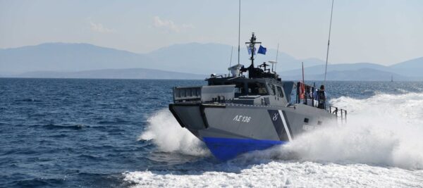 Διακίνηση μεταναστών: Συνελλήφθησαν Έλληνας και Κύπριος – Καταδίωξη του ταχύπλοου από τη Χίο ως την Κέρο