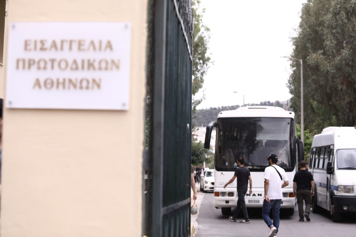Προφυλακίστηκαν 7 από τους 9 κατηγορούμενους για το κύκλωμα ναρκωτικών στα Βόρεια Προάστια – Αναζητείται ο 21χρονος φερόμενος αρχηγός