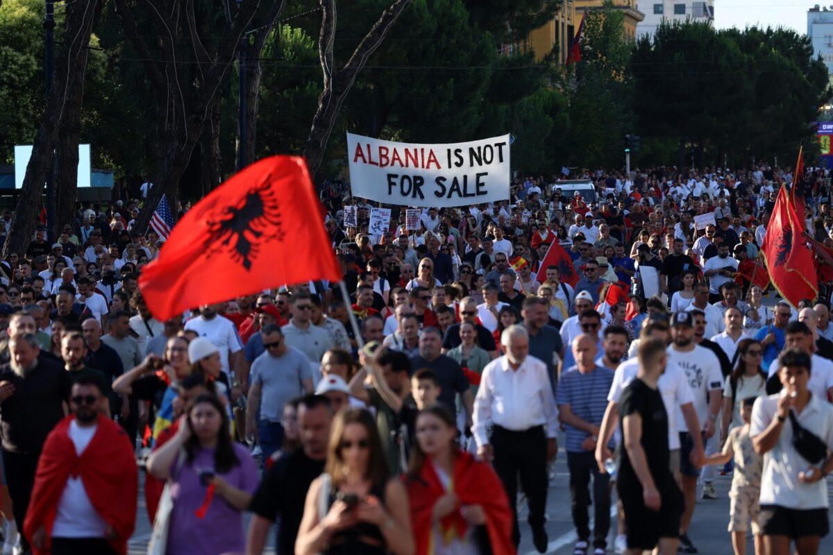 Αλβανία: Για 14η ημέρα συνεχίζονται οι διαδηλώσεις στα Τίρανα κατά των τουριστικών επενδύσεων σε προστατευόμενες περιοχές