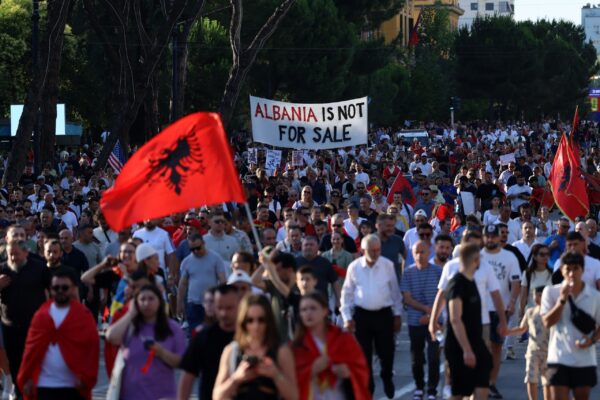 Αλβανία: Για 14η ημέρα συνεχίζονται οι διαδηλώσεις στα Τίρανα κατά των τουριστικών επενδύσεων σε προστατευόμενες περιοχές