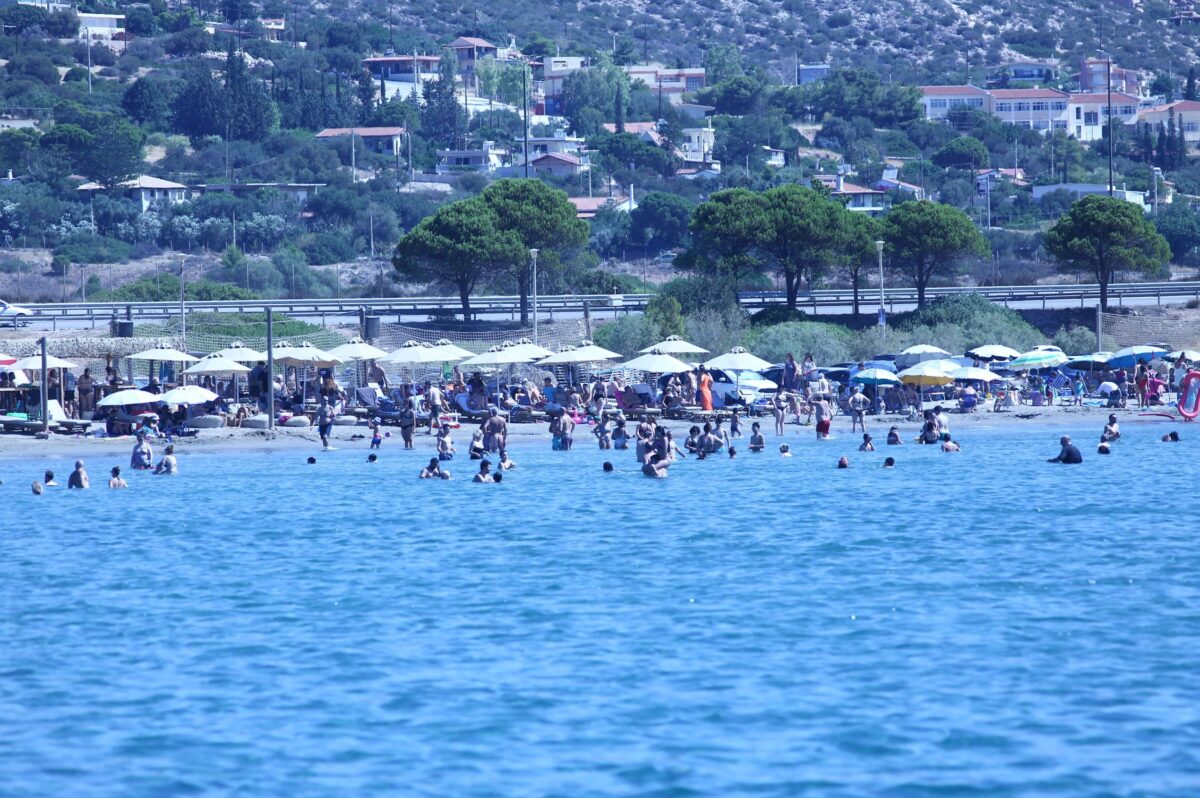 Παράνομη κατάληψη παραλίας στην Ανάβυσσο: 72χρονος είχε τοποθετήσει παράνομα 200 ομπρέλες και 400 ξαπλώστρες