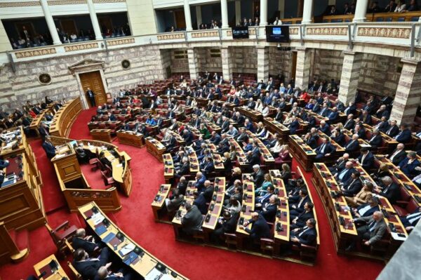 Αντιπολιτευτικά πυρά κατά Μητσοτάκη για συνταγματική αναθεώρηση, υγεία και διαφθορά