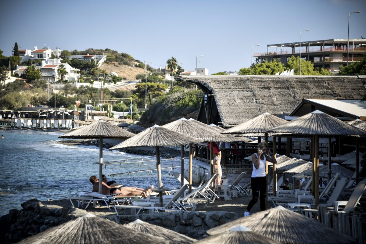 Ανάβυσσος: Ερωτήματα για τη λειτουργία beach bar χωρίς άδεια – Δύο συλλήψεις και καταγγελίες από κατοίκους στο ΕΡΤnews