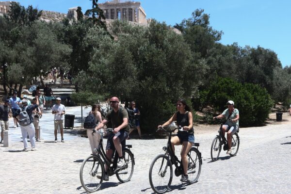 Καιρός: Ηλιοφάνεια με 35άρια, πότε επιστρέφουν οι βροχές – Η πρόγνωση της Όλγας Παπαβγούλη