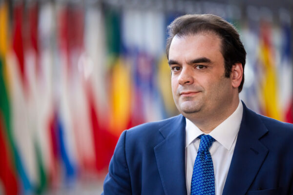 Handelsblatt: Η στρατηγική του Κ. Πιερρακάκη για τις πρόωρες αποπληρωμές χρέους φέρνει αποτελέσματα