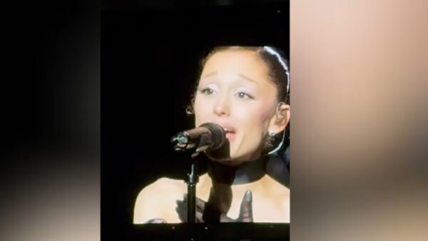 Ariana Grande: Η συγκίνηση στη συναυλία της στο Λος Άντζελες