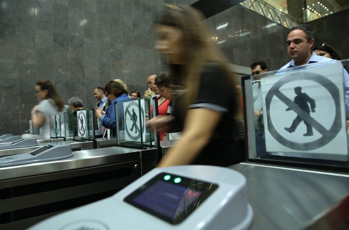 Ελεγκτής ζητούσε χρήματα από επιβάτες για να μην τους επιβάλει πρόστιμο – Πώς δρούσε