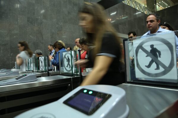 Ελεγκτής ζητούσε χρήματα από επιβάτες για να μην τους επιβάλει πρόστιμο – Πώς δρούσε