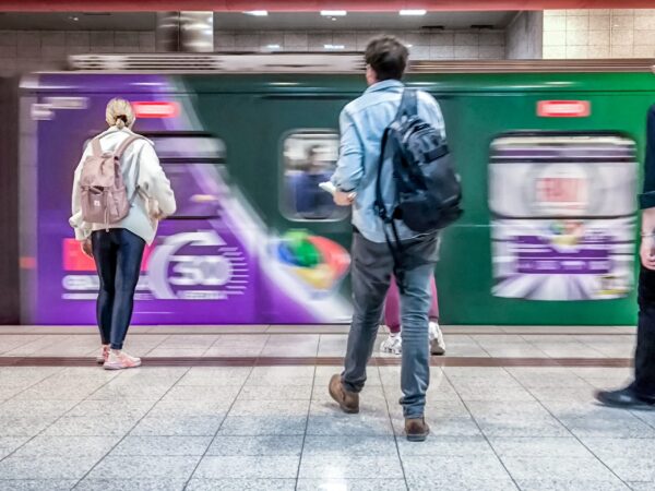 Ποινική δίωξη σε ελεγκτή του μετρό που ζητούσε χρήματα από επιβάτες για να μην βεβαιώνει πρόστιμα