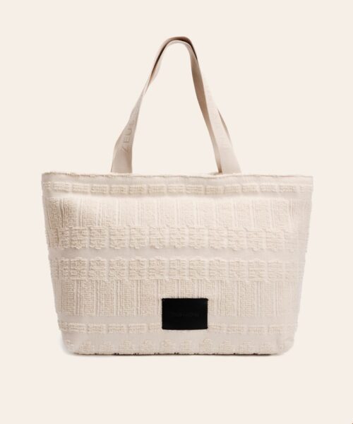 Nia Vardalos: Στην Αθήνα με summer tote bag ελληνικού brand