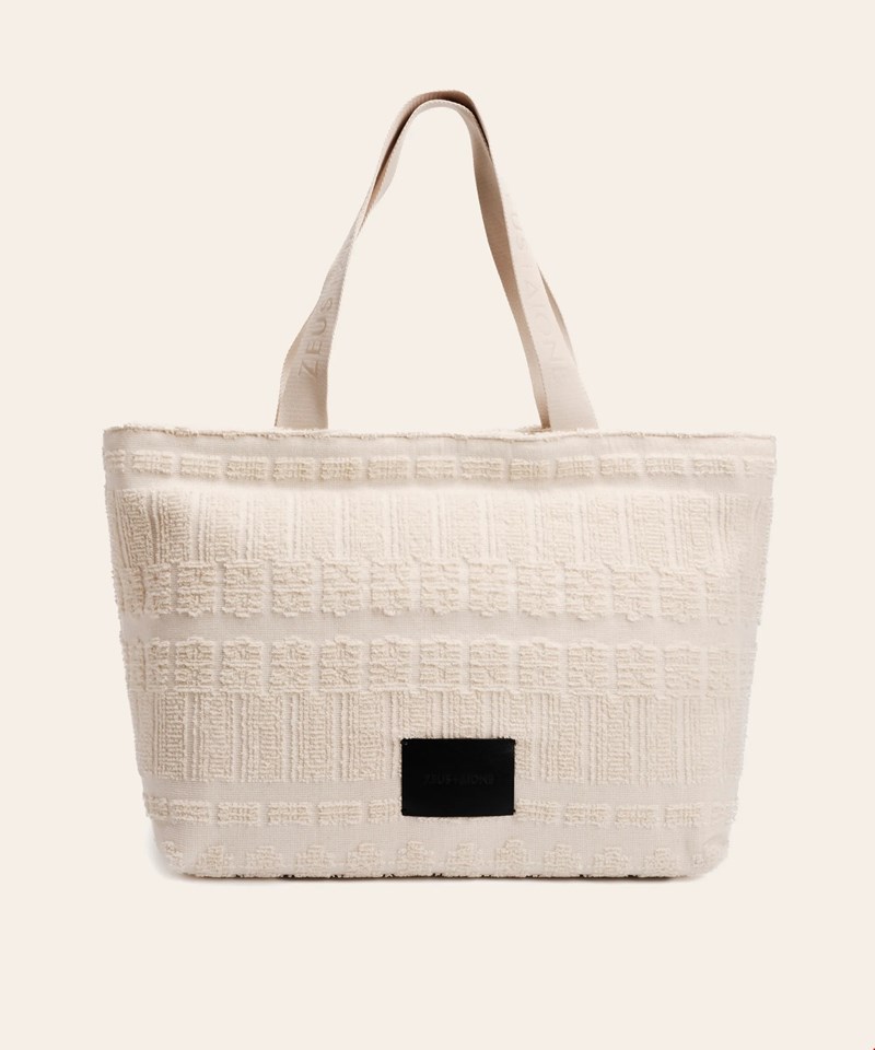 Nia Vardalos: Στην Αθήνα με summer tote bag ελληνικού brand