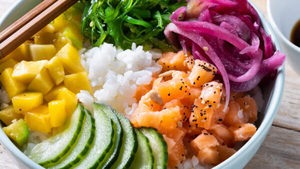 Poke bowl με σολομό: Πώς να φτιάξετε το δροσερό γεύμα στο σπίτ