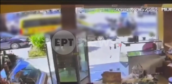 Κερατσίνι: Κινηματογραφική καταδίωξη από τα Μέγαρα κατέληξε σε σύγκρουση με σχολικό λεωφορείο – Βίντεο ντοκουμέντο