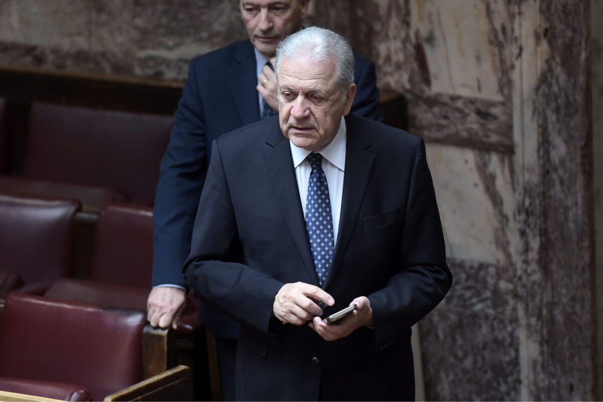 Στη Βουλή η δικογραφία για τον Δημήτρη Αβραμόπουλο: Τα αδικήματα που αφορά και η θέση της Κομισιόν