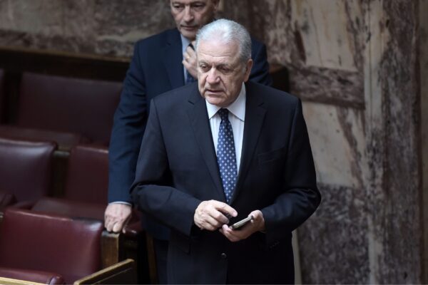 Στη Βουλή η δικογραφία για τον Δημήτρη Αβραμόπουλο: Τα αδικήματα που αφορά και η θέση της Κομισιόν