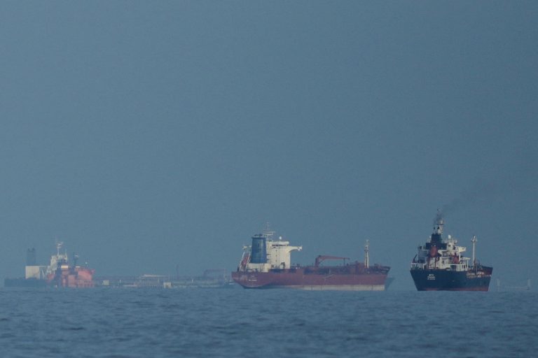 Περισσότερα από 1.100 πλοία παραμένουν εγκλωβισμένα στον Περσικό Κόλπο παρά τη συμφωνία ΗΠΑ – Ιράν