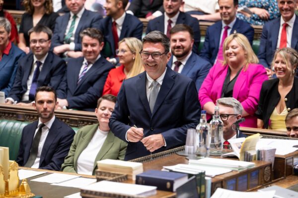Βρετανία: Παρασκηνιακές διεργασίες για «κυβέρνηση» Μπέρναμ