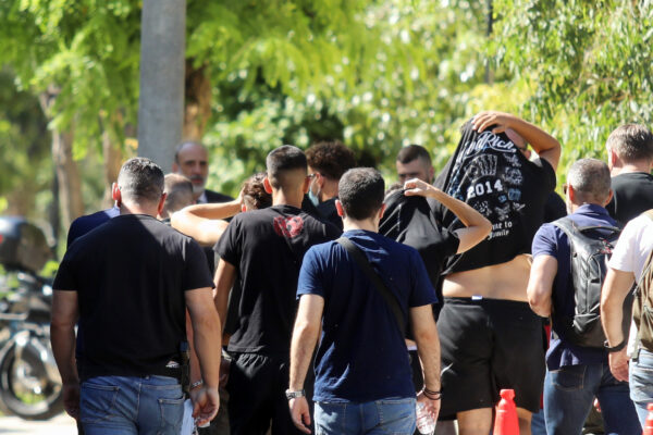Καλλιθέα: Στην Ευελπίδων οι επτά συλληφθέντες για τη δολοφονία του 15χρονου – Βαρύ το κατηγορητήριο και οπαδικό υπόβαθρο