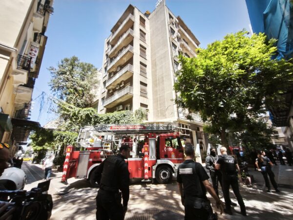 Φωτιά σε ισόγειο ξενοδοχείου στην Ομόνοια – Στο σημείο η Πυροσβεστική