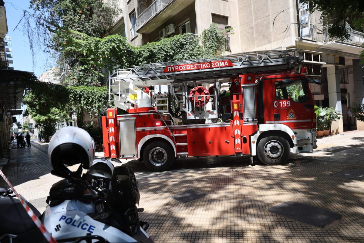 Φωτιά σε ξενοδοχείο στην Ομόνοια: Διασωληνωμένος ο πολυεγκαυματίας μετά την έκρηξη ηλεκτρικού πατινιού