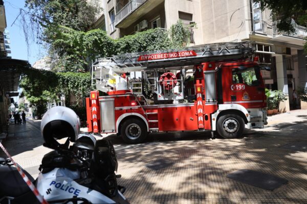 Φωτιά σε ξενοδοχείο στην Ομόνοια: Διασωληνωμένος ο πολυεγκαυματίας μετά την έκρηξη ηλεκτρικού πατινιού