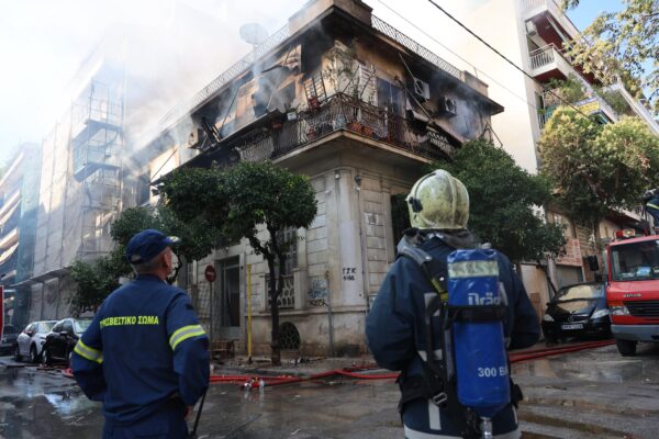 Δραματική διάσωση στην Καλλιθέα: Γυναίκα πηδάει από το μπαλκόνι του φλεγόμενου κτηρίου