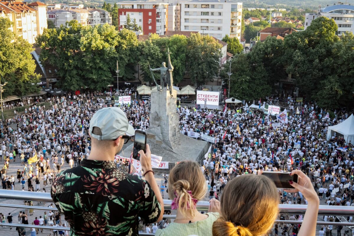 Χιλιάδες διαδηλωτές στους δρόμους της Σερβίας παρά την ανακοίνωση παραίτησης του Βούτσιτς