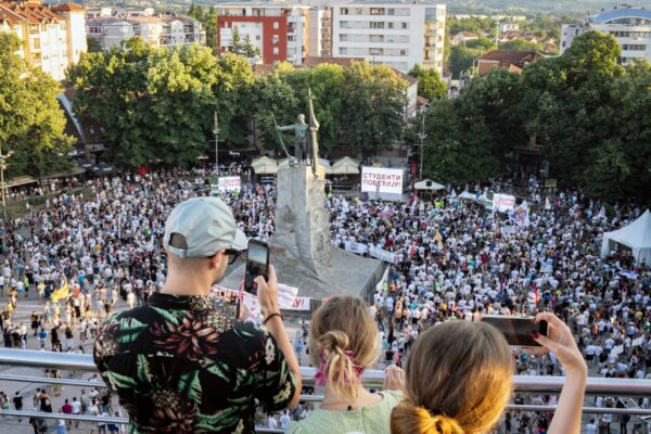 Χιλιάδες διαδηλωτές στους δρόμους της Σερβίας παρά την ανακοίνωση παραίτησης του Βούτσιτς
