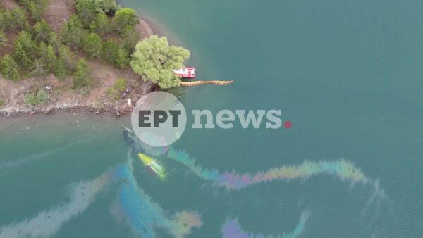 Σε εξέλιξη για έκτη ημέρα η επιχείρηση ανέλκυσης του πυροσβεστικού ελικοπτέρου από τη λίμνη Αώου
