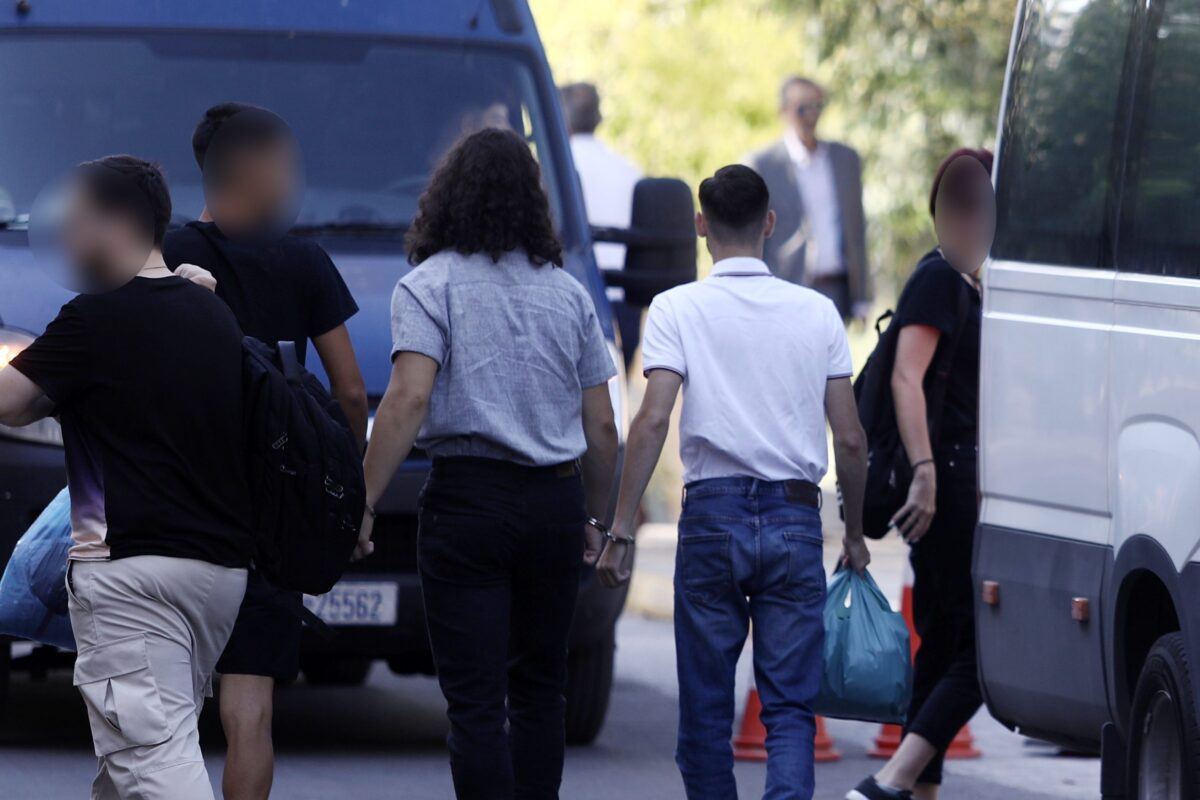 Δολοφονία 15χρονου στην Καλλιθέα: Στον ανακριτή οι έξι κατηγορούμενοι – «Το θύμα επιτέθηκε πρώτο στον δράστη»