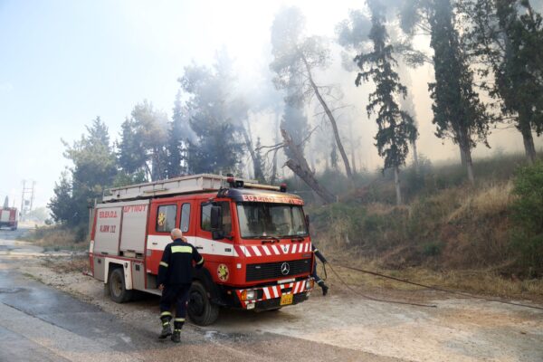 Φωτιά στην Κόρινθο σε αγροτοδασική έκταση – Επιχειρούν έξι εναέρια μέσα, ήχησε το 112