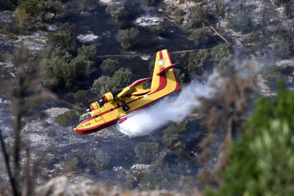 Φωτιά στα Μέθανα σε δασική έκταση – Μήνυμα από το 112 για ετοιμότητα των κατοίκων