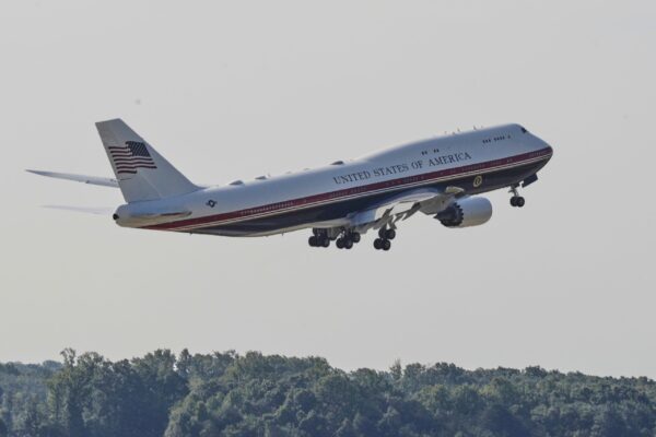 Ο Τραμπ εγκαινίασε το νέο «Air Force One» και ευχαρίστησε τον εμίρη του Κατάρ για το δώρο του