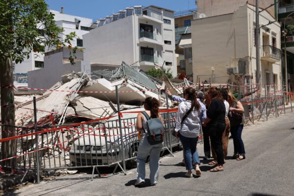 Σε σοκ οι ένοικοι της πολυκατοικίας που κατέρρευσε σαν χάρτινος πύργος στα Πετράλωνα – Τι είπαν στο ΕΡΤnews
