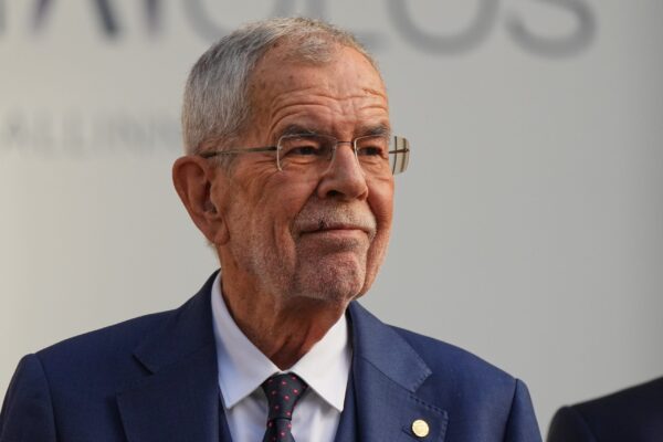 Πρόεδρος Αυστρίας: «Αγαπητοί γονείς, αφήστε τα παιδιά να μείνουν ξύπνια την Πέμπτη»